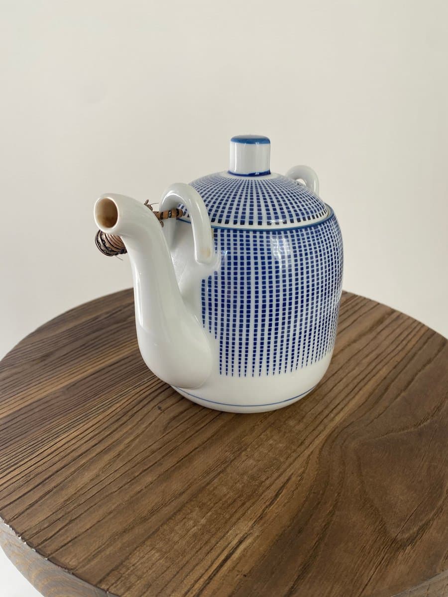 Théière en céramique bleue et blanche
