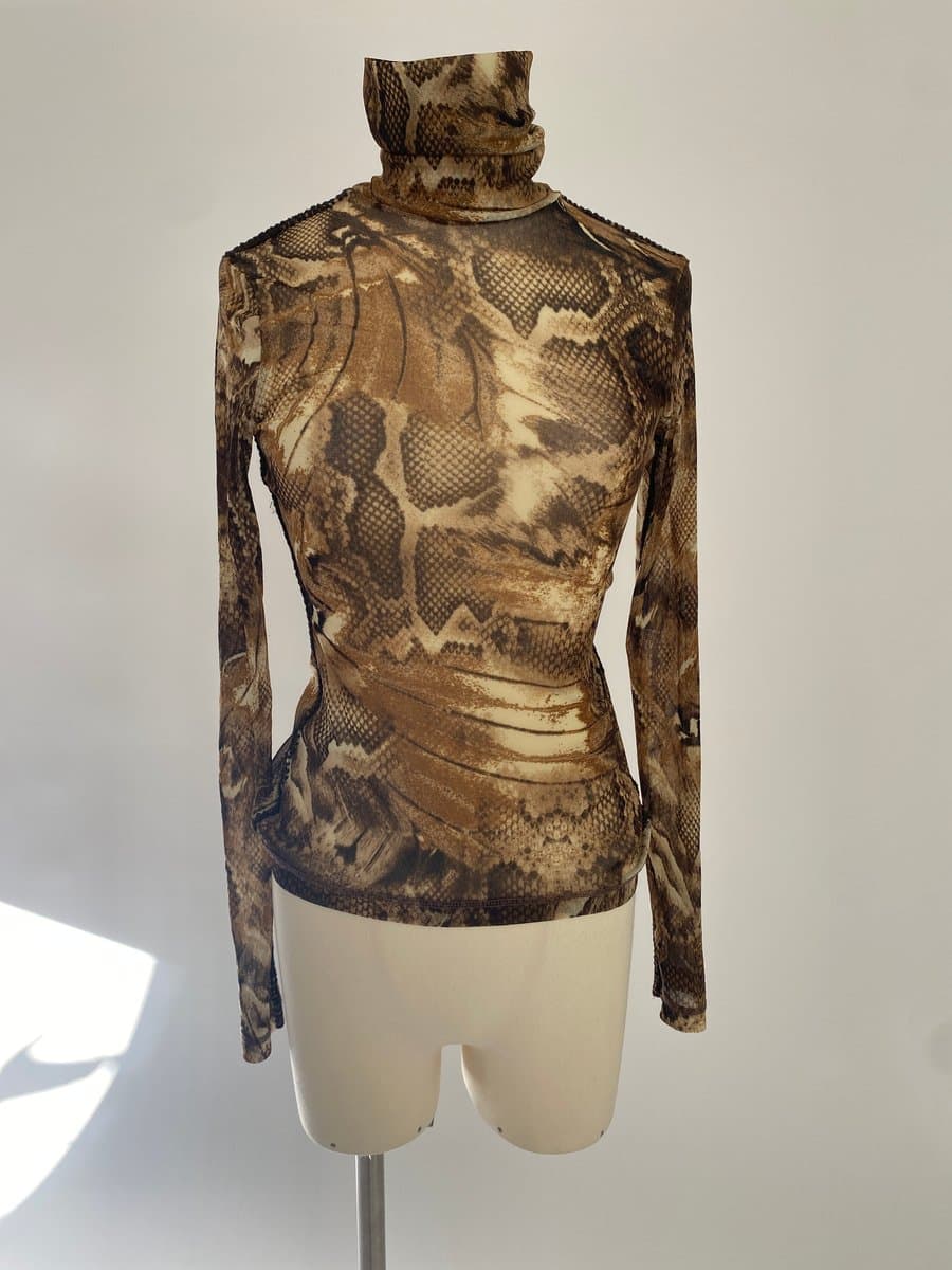 Haut col roulé motif serpent marron